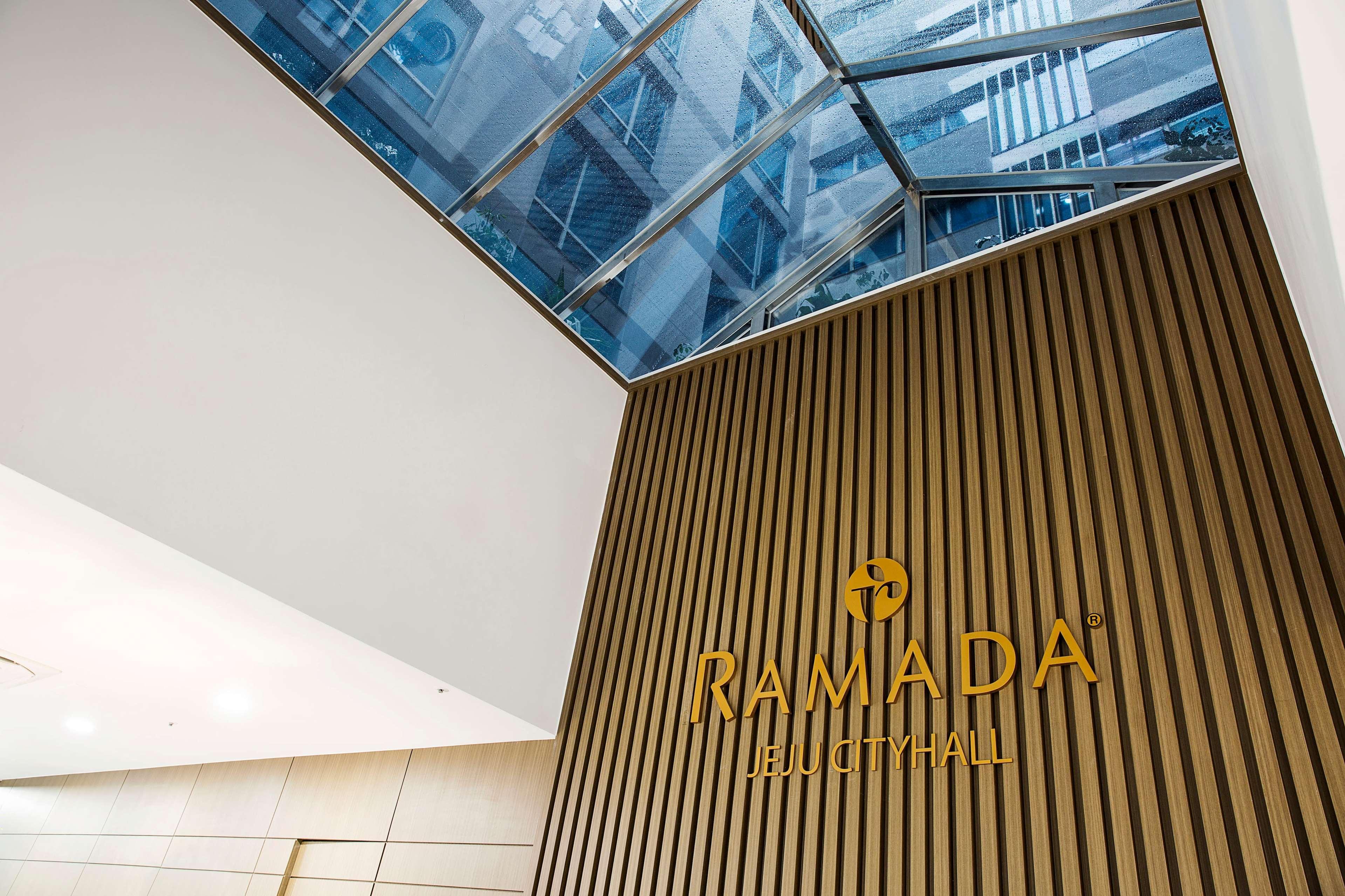 Ramada By Wyndham Jeju City Hall Buitenkant foto